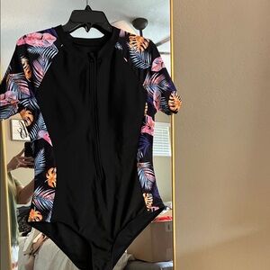 SHEIN Black Short Sleeve Swimsuit